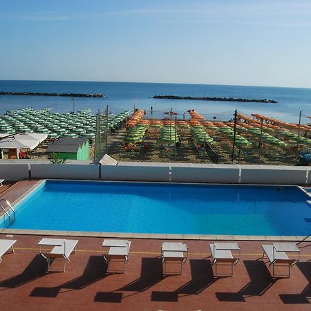 Hotel Embassy Pesaro Buitenkant foto