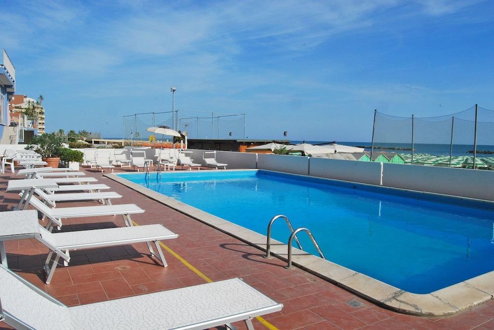 Hotel Embassy Pesaro Buitenkant foto