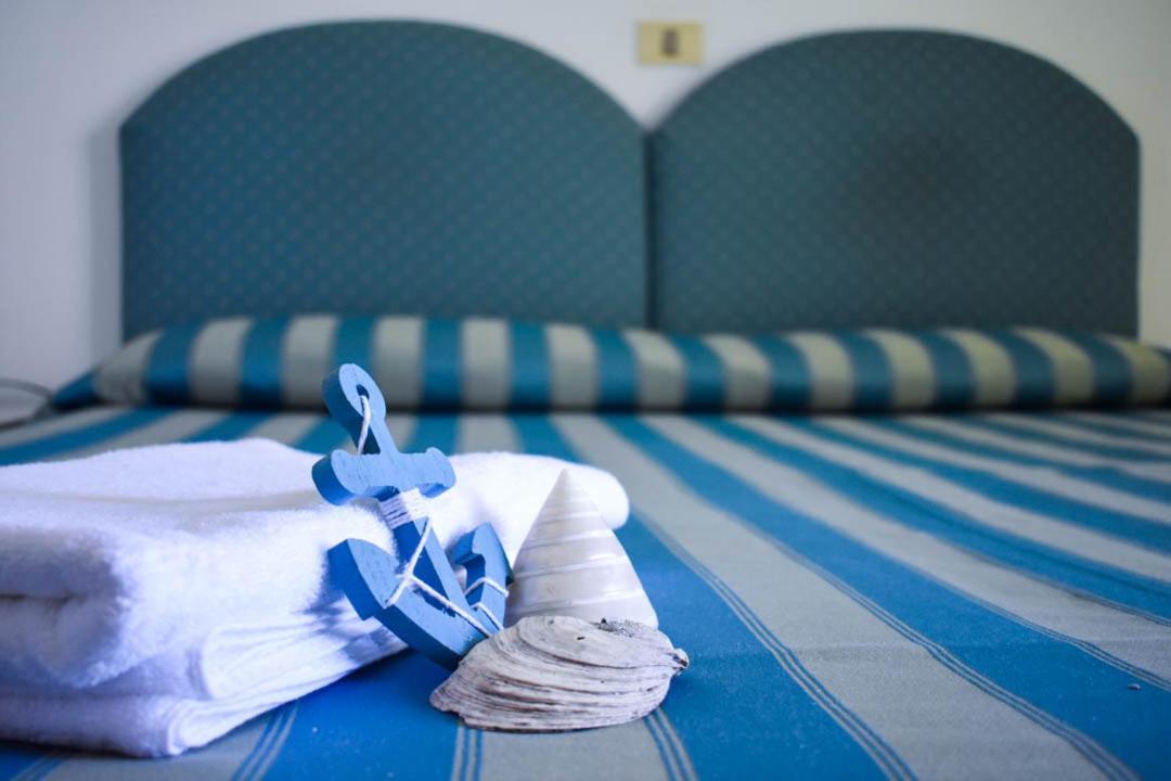 Hotel Embassy Pesaro Buitenkant foto