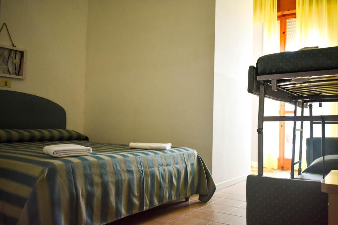 Hotel Embassy Pesaro Buitenkant foto