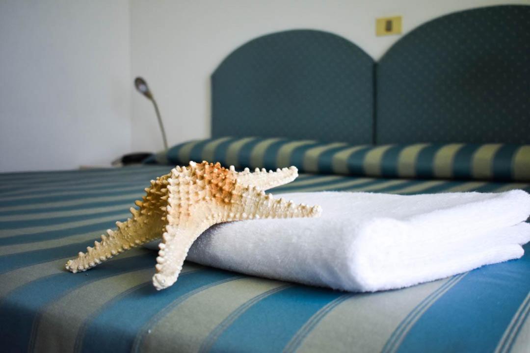 Hotel Embassy Pesaro Buitenkant foto