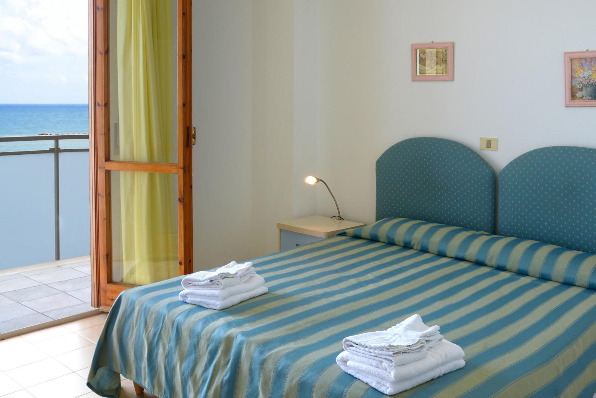 Hotel Embassy Pesaro Buitenkant foto