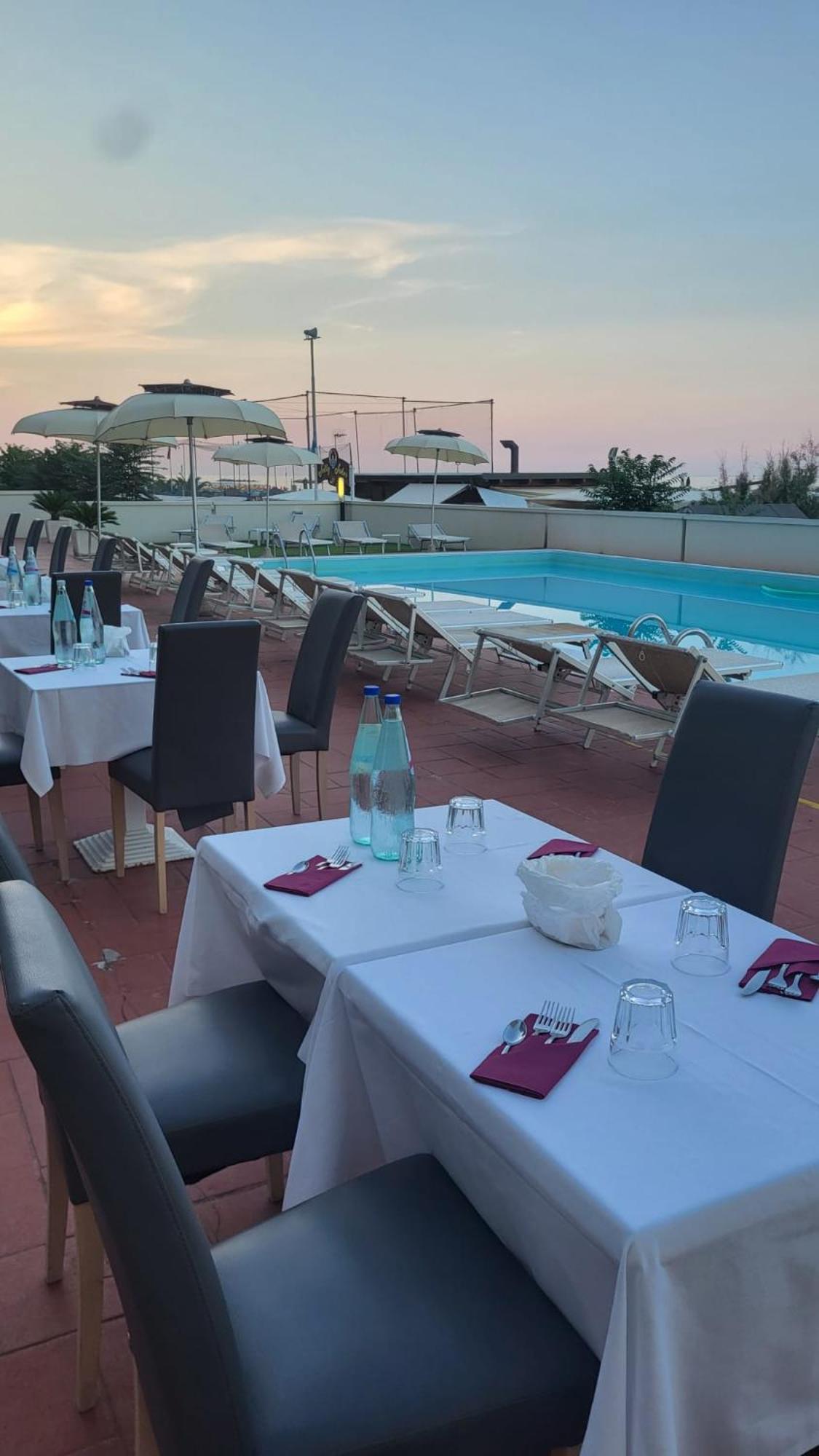 Hotel Embassy Pesaro Buitenkant foto
