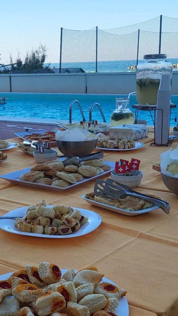 Hotel Embassy Pesaro Buitenkant foto