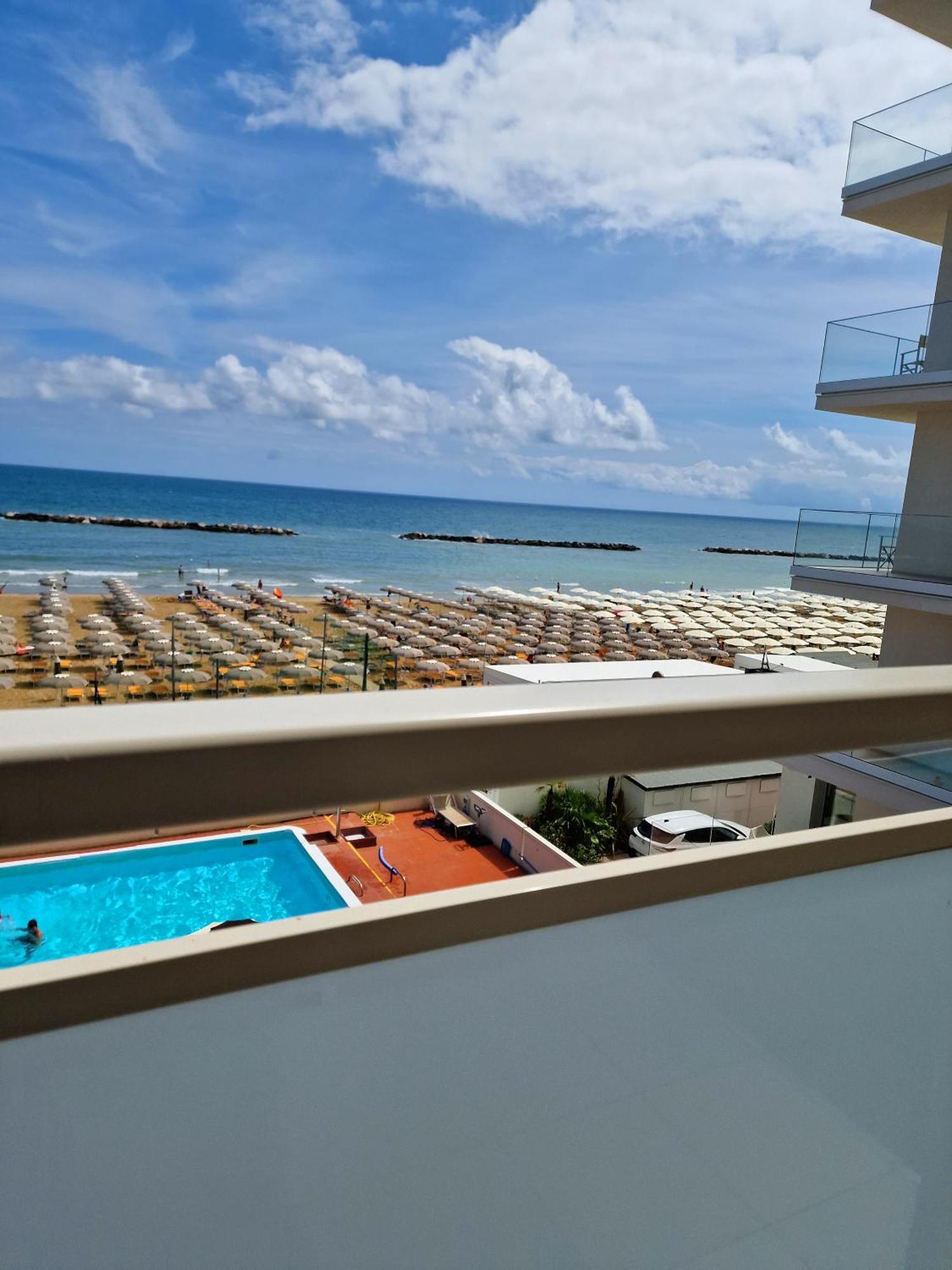 Hotel Embassy Pesaro Buitenkant foto
