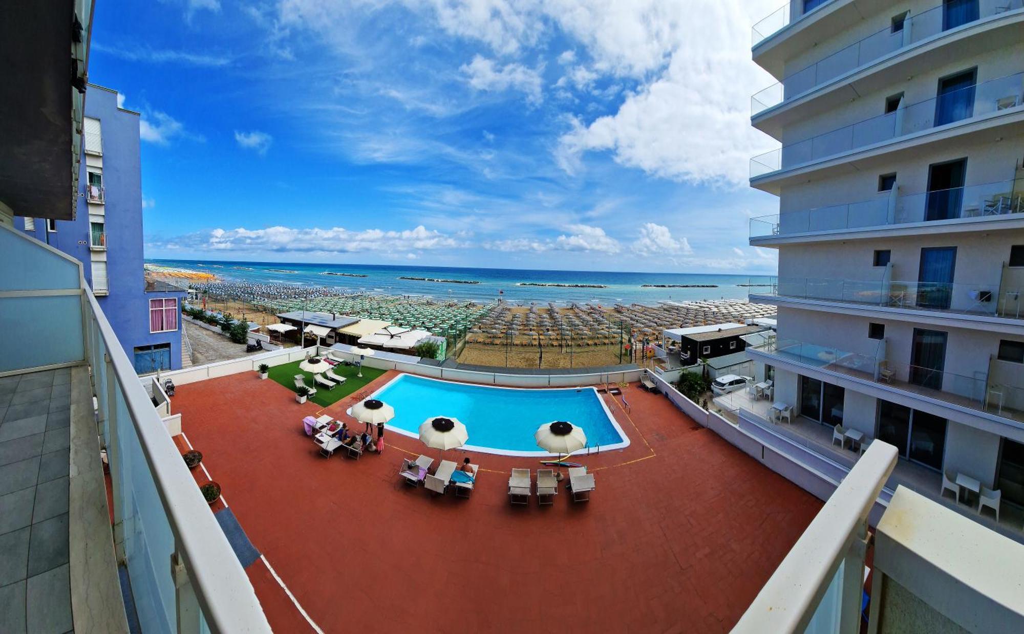 Hotel Embassy Pesaro Buitenkant foto