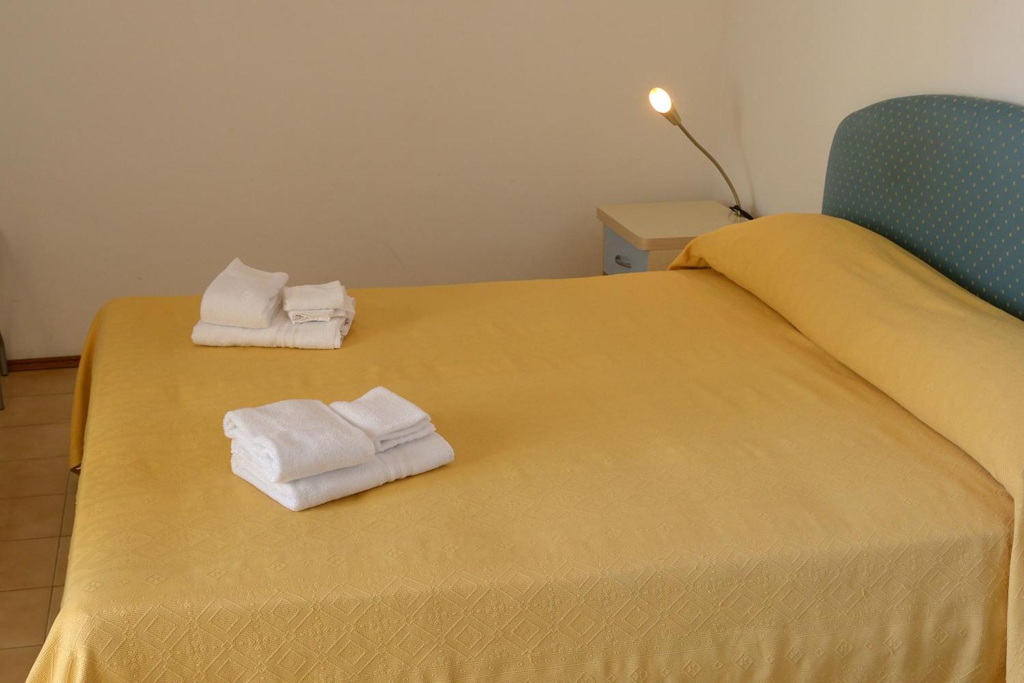 Hotel Embassy Pesaro Buitenkant foto