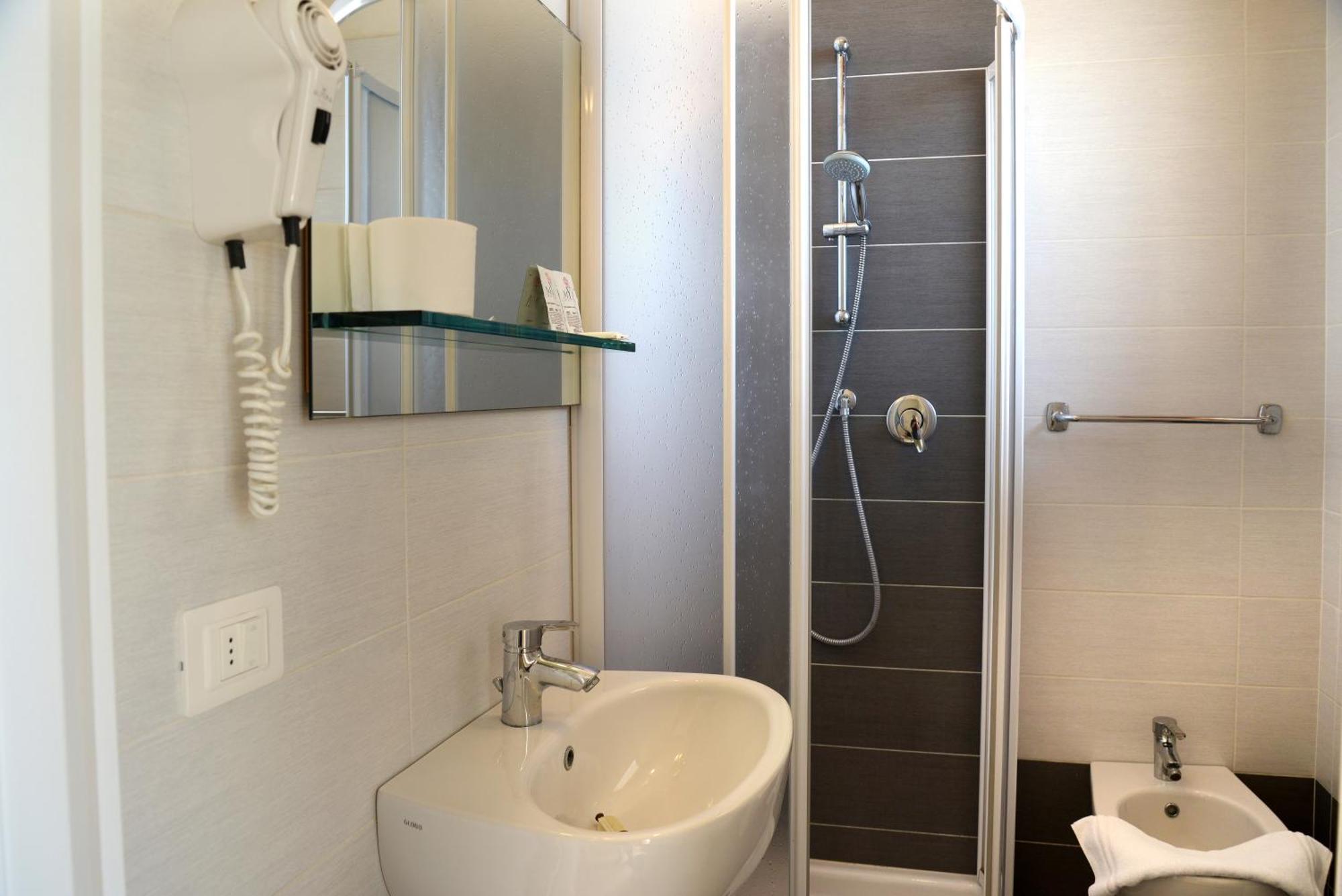 Hotel Embassy Pesaro Buitenkant foto