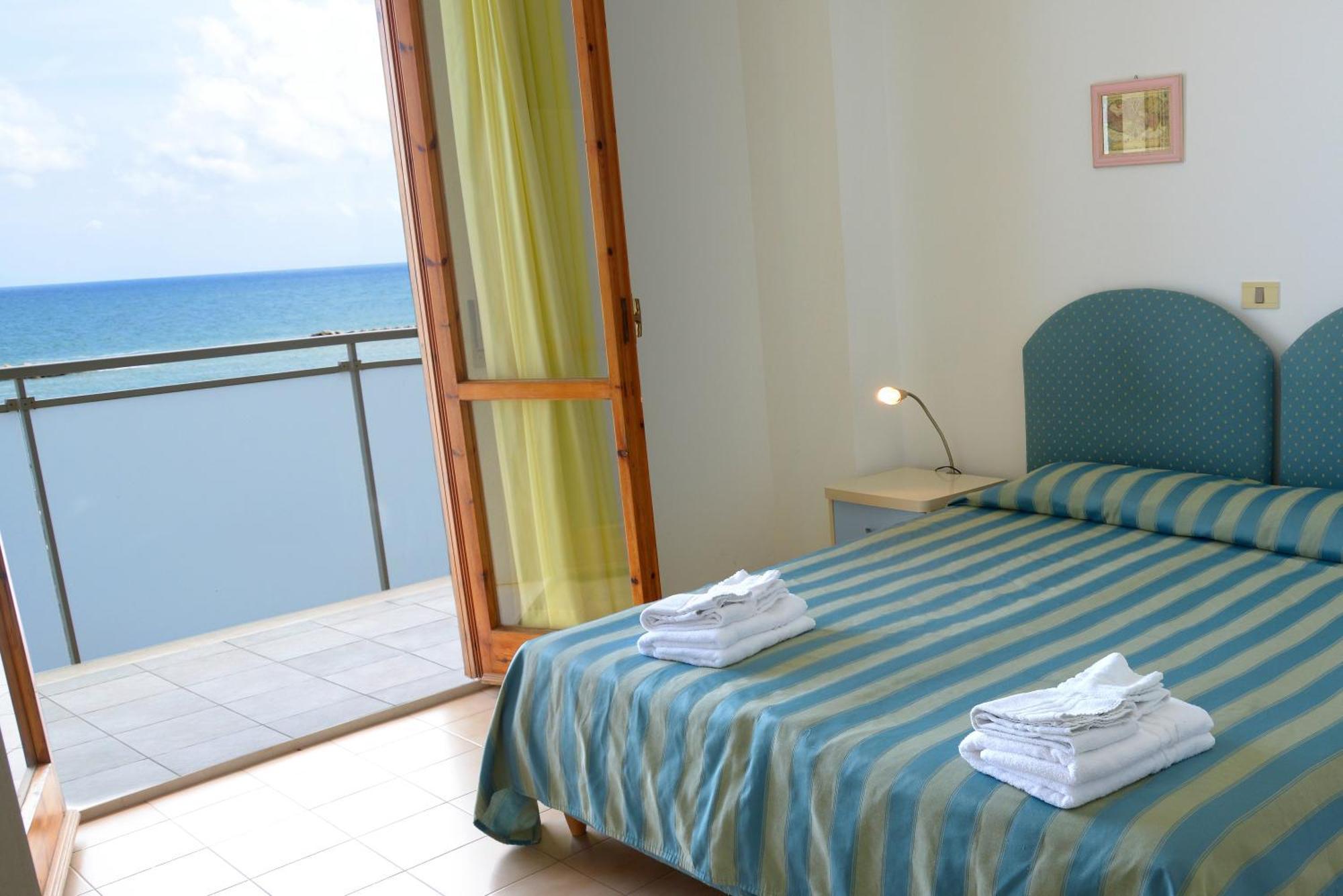 Hotel Embassy Pesaro Buitenkant foto