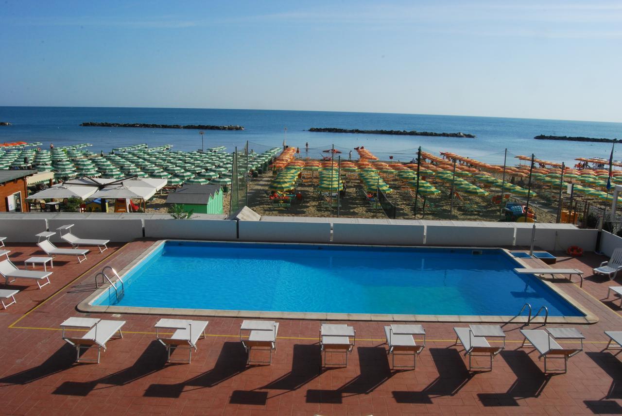 Hotel Embassy Pesaro Buitenkant foto