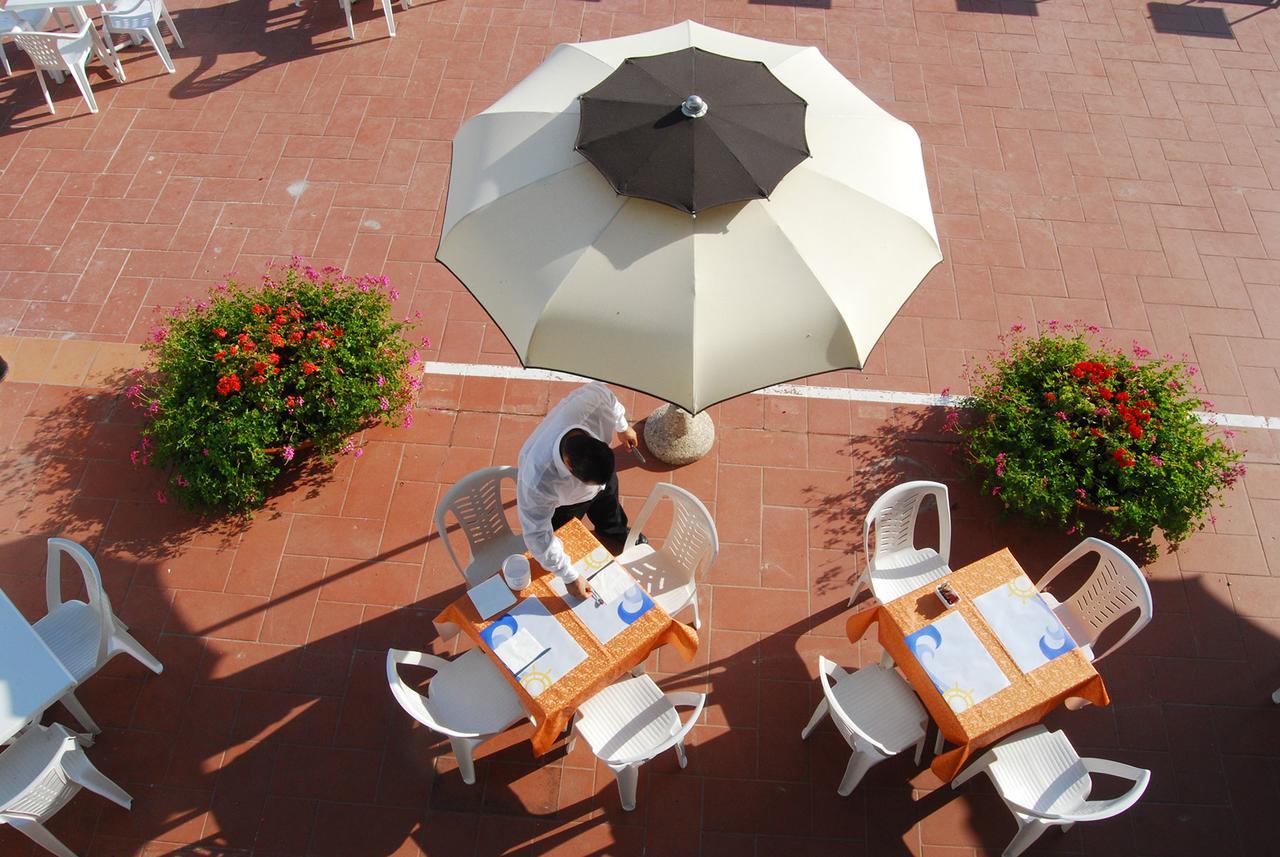 Hotel Embassy Pesaro Buitenkant foto