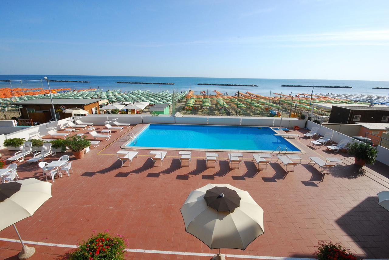 Hotel Embassy Pesaro Buitenkant foto
