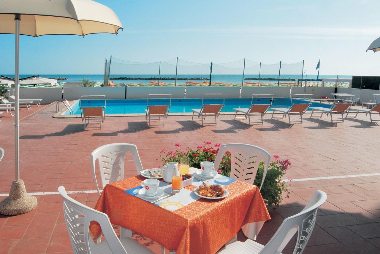 Hotel Embassy Pesaro Buitenkant foto